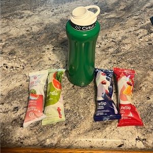 Cirkul 32oz Stainless Steel bottle with 4 refills